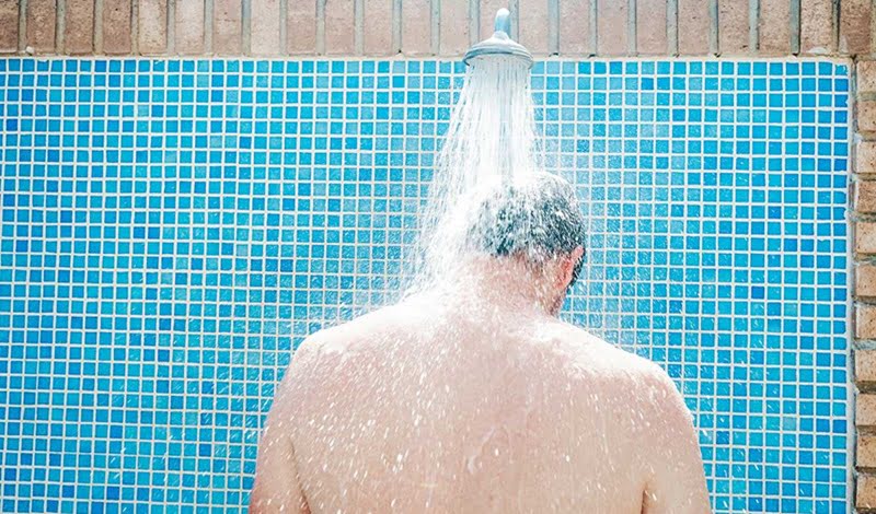 دوش گرفتن قبل از شنا برای مراقبت پوست در استخر
